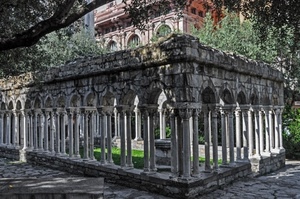 colonne, archi, alberi, chiostro, verde, capitelli, finestre, pietra, pozzo, grigio, architettura, colonnine, antichità, rami