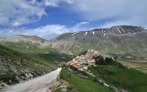 nuvole, montagne, verde, strada, case, cielo, azzurro, paese, panorama, erba, borgo, paesaggio, montagna, neve, sentiero, prati, villaggio, bianco, monti