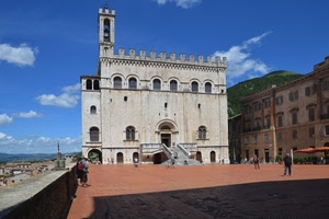 piazza, finestre, palazzo, merli, torre, archi, cielo, azzurro, nuvole, scalinata, affaccio, castello, porte, palazzi, case, campana, gubbio, persone