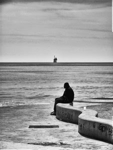 mare, muretto, bianconero, uomo, orizzonte, persona, solitudine, onde, acqua, seduto, cielo, spiaggia, bicchiere, nero, nave, riva, controluce, nuvole, solo, graffiti