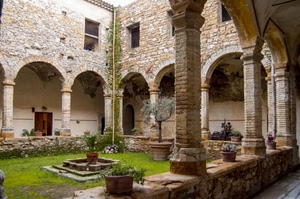 archi, colonne, chiostro, vasi, piante, verde, erba, pilastri, finestre, capitelli, arco, giardino, portico, mattoni, cortile, sassi, mura, edera, pietra, convento, colonna, fiori