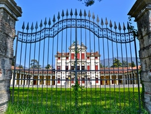 cancello, villa, erba, prato, ferro, verde, finestre, colonne, punte, giardino, porticato, cielo, colonnato, casa, frecce, pilastri, palazzo, ingresso, cortile, lance, metallo