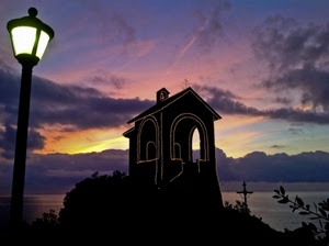 lampione, tramonto, mare, chiesa, chiesetta, nuvole, controluce, luci, silhouette, nero