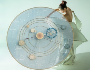 donna, orologio, lancette, cerchi, pianeti, ballerina, vestito, zodiaco, velo, cerchio, bianco, azzurro, trasparenze, braccio, ballo, danza, ragazza