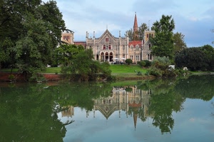 alberi, lago, riflessi, campanile, acqua, riflesso, verde, archi, cielo, finestre, edificio, castello, torre, fiume, villa, parco, chiesa, azzurro, nuvole