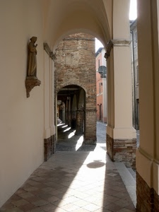 statua, portico, pilastri, ombre, archi, portici, ombra, porticato, arco, strada, colonne, santo, luce