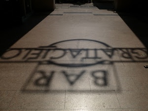 ombra, scritta, pavimento, insegna, strada, piastrelle, mattonelle, bar, luce