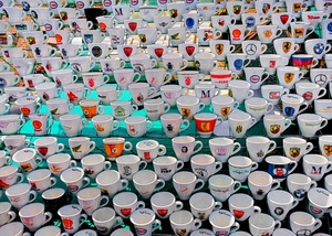 tazzine, tazze, tante, rosso, bianco, verde, pattern, colori, caffè, ceramica, esposizione, manici, negozio, vetrina, azzurro, ferrari, stemmi