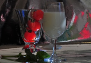 bicchieri, due, pomodori, rosso, vetro, pomodorini, calice, menta, latte, foglie, trasparenze, bicchiere