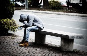 strada, panchina, cappuccio, disperazione, uomo, persona, seduto, cellulare, siepe, marciapiede, scarpe, alberi, piante, cespuglio, panca, ragazzo, felpa