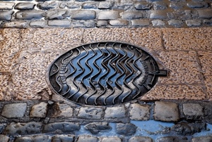 tombino, onde, strada, acqua, bagnato, curve, cerchio, pietre, selciato, metallo, ciottoli, chiusino, pozzanghera, linee, scritte, mattoni, pioggia