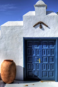 bianco, porta, azzurro, vaso, maniglia, cielo, casa, portone, blu, terracotta, foglie, muro, orcio, anfora, nuvole, legno, giara, ombre