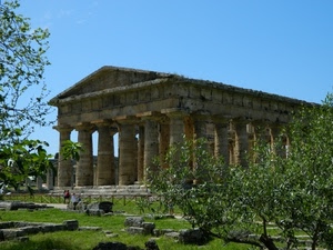colonne, verde, tempio, alberi, rovine, cielo, erba, ruderi, azzurro, rudere, greco, archeologia, rami, piante, staccionata, foglie, frontone, triangolo