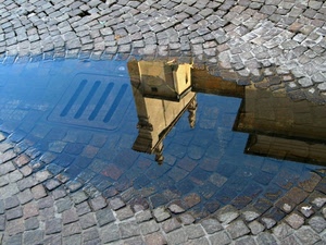 acqua, riflesso, tombino, pozzanghera, cubetti, pavimento, chiesa, strada, porfido, grigio, pozza, sanpietrini