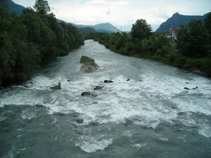 alberi, acqua, fiume, montagne, torrente, rocce, verde, corrente, nuvole, cielo, bianco, onde, case, schiuma, montagna, rapide