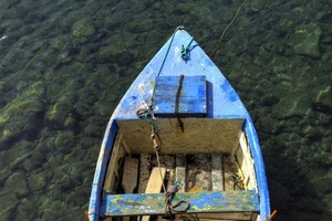 acqua, barca, azzurro, corda, legno, mare, prua, remi, trasparenza, catena, pietre, pesca, trasparente, sassi