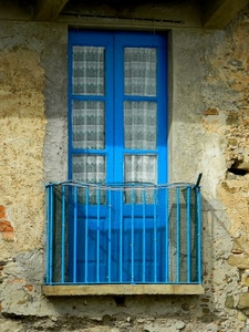 azzurro, balcone, muro, vetri, ringhiera, tende, porta, finestra, fili