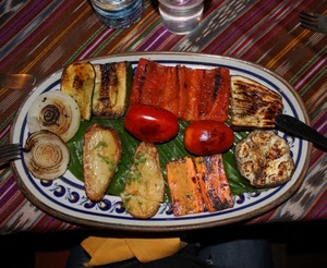 piatto, pomodori, cibo, melanzane, peperoni, verdure, tovaglia, zucchine, grigliata, cipolle, verdura, posate