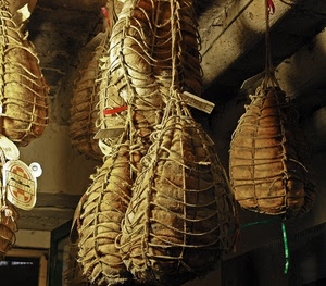 salumi, appesi, etichette, spago, legno, travi, insaccati, corda, soffitto, trave, culatello, cibo, rete, cantina, stagionatura, prosciutti