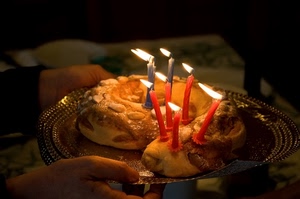 candele, torta, vassoio, dolce, mani, compleanno, candeline, rosso, mandorle, cibo, fiamme, fiamma, oro, festa, piatto, blu, dolci, fiammelle, mano, accese