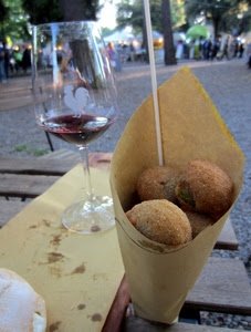 bicchiere, vino, carta, cartoccio, cibo, vetro, polpette, olive, gallo, tavolo, parco, fritto, rosso, stecchino