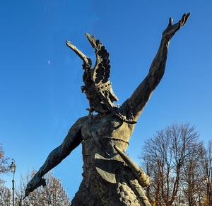 statua, alberi, cielo, elmo, braccia, guerriero, ali, lampione, monumento, ascia, bronzo, azzurro, scultura, corona, rami