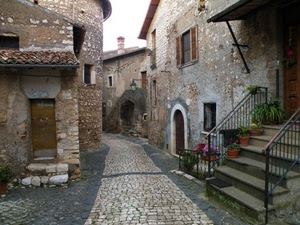 finestre, porte, case, scala, vicolo, vasi, via, piante, fiori, comignolo, lampione, gradini, borgo, pietra, scale, strada, ringhiere, pietre, tegole, scalini, paese, ringhiera