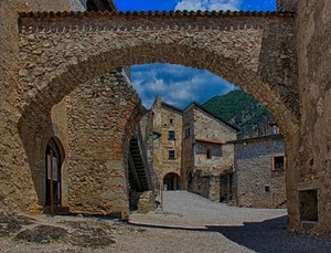cielo, case, nuvole, finestre, arco, porte, borgo, scala, pietre, strada, scorcio, azzurro, montagna, ombre, alberi, archi, tegole, vicolo, paesaggio, ombra