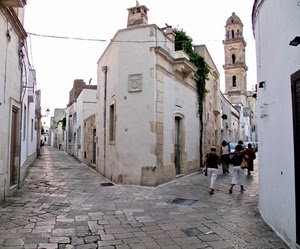 campanile, case, vicoli, persone, porte, finestre, paese, bianco, strada, bivio, strade, borgo, lastricato, passanti, pietre, vie, muro, selciato, vicolo