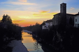 campanile, case, alberi, fiume, cielo, tramonto, nuvole, chiesa, riflessi, acqua, azzurro, controluce, riflesso, arancione, giallo, finestre, paesaggio