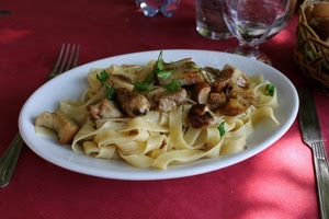 piatto, coltello, forchetta, prezzemolo, bicchieri, tagliatelle, pasta, cibo, posate, tovaglia, funghi, rosso, cestino, vetro, carne