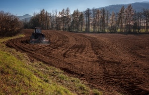 alberi, trattore, terra, erba, cielo, montagne, agricoltura, verde, campagna, terreno, prato, arare, linee, marrone, azzurro, autunno, montagna