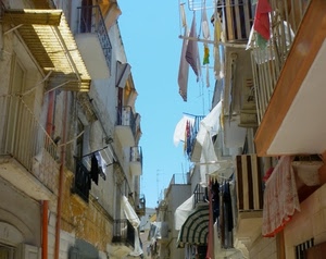 balconi, panni, tende, cielo, bucato, via, palazzi, case, stesi, terrazzi, azzurro, ringhiere, antenne, tenda, strada, biancheria, stendini, appesi, fili, vicolo, tettoia