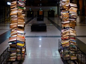 libri, pile, pavimento, luci, riflessi, specchi, piastrelle, cesti, museo, tanti, colonne, grigio, pila, ceste, corridoio, due, sala