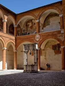 pozzo, affreschi, colonne, archi, persone, chiostro, capitelli, carrucola, cortile, cielo, due, azzurro, stemmi, ombra