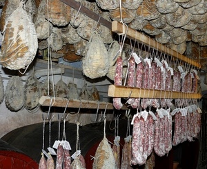 salami, salumi, ganci, appesi, insaccati, prosciutti, prosciutto, corde, salame, cibo, stagionatura, cantina