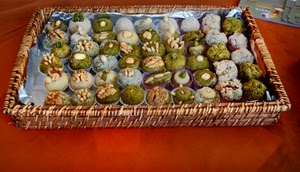 dolci, pasticcini, noci, cestino, cesto, pinoli, cibo, mandorle, rosso, tovaglia, verde, bianco, dolcetti, vimini