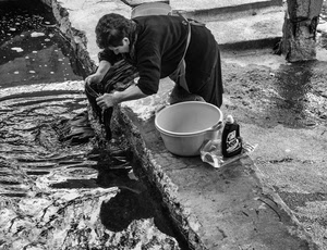 acqua, detersivo, panni, lavandaia, bacinella, bucato, bianconero, lavatoio, donna, lavare, catino, fontana, grembiule, secchio