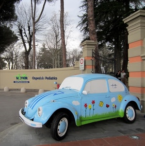 ospedale, maggiolino, celeste, automobile, macchina, fiori, auto, azzurro, disegni, colonne, cancello, alberi