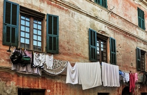 finestre, panni, verde, lenzuola, vetri, bucato, stesi, palazzo, persiane, bianco, muro, imposte, biancheria, tovaglia, appesi, corde, corda, magliette, fili, edificio