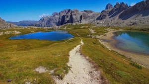 laghi, sentiero, montagna, erba, azzurro, verde, cielo, montagne, rocce, cime, laghetti, acqua, riflessi, paesaggio, due, prato, roccia, dolomiti