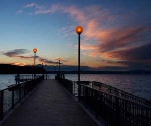 nuvole, cielo, lampioni, tramonto, pontile, acqua, mare, luci, ringhiera, molo, azzurro, ringhiere, lago