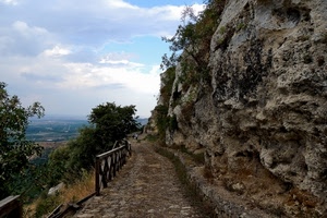 alberi, cielo, sentiero, nuvole, roccia, staccionata, verde, montagna, bianco, rocce, strada, azzurro, arbusti, parapetto, panorama, persone