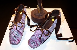 scarpe, marrone, bianco, fiocchi, vetrina, lacci, nastri, due, viola, nodi, mocassini, paio, stringhe, esposizione, rosa