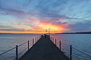 tramonto, nuvole, cielo, pontile, mare, acqua, ringhiera, alba, molo, prospettiva, giallo, arancione, lampioni, rosso, orizzonte, azzurro, controluce, ringhiere, persone