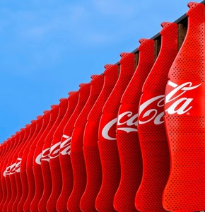 rosso, sagome, bottiglie, bianco, azzurro, cielo, pubblicità, expo, scritta, bibita, coca, pannelli, diagonale, cocacola