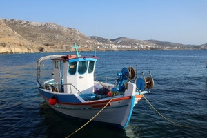 barca, mare, peschereccio, azzurro, bianco, costa, corde, cielo, cabina, acqua, croce, imbarcazione, paese, prua, rosso, colline, riflessi, celeste, argani, funi, cavi