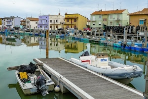 barche, porto, case, pontile, acqua, riflessi, azzurro, riflesso, cielo, finestre, motore, molo, pali, gommone, canale, palazzi, edifici, giallo, darsena, legno, porticciolo