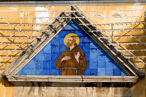 santo, triangolo, azzurro, aureola, luminarie, muro, mattonelle, giallo, saio, marrone, luci, mani