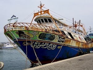 mare, nave, porto, ruggine, corde, molo, cielo, scritta, blu, araba, peschereccio, acqua, leone, imbarcazione, funi, arabo, battello, barca, verde, disegni, banchina, ringhiera